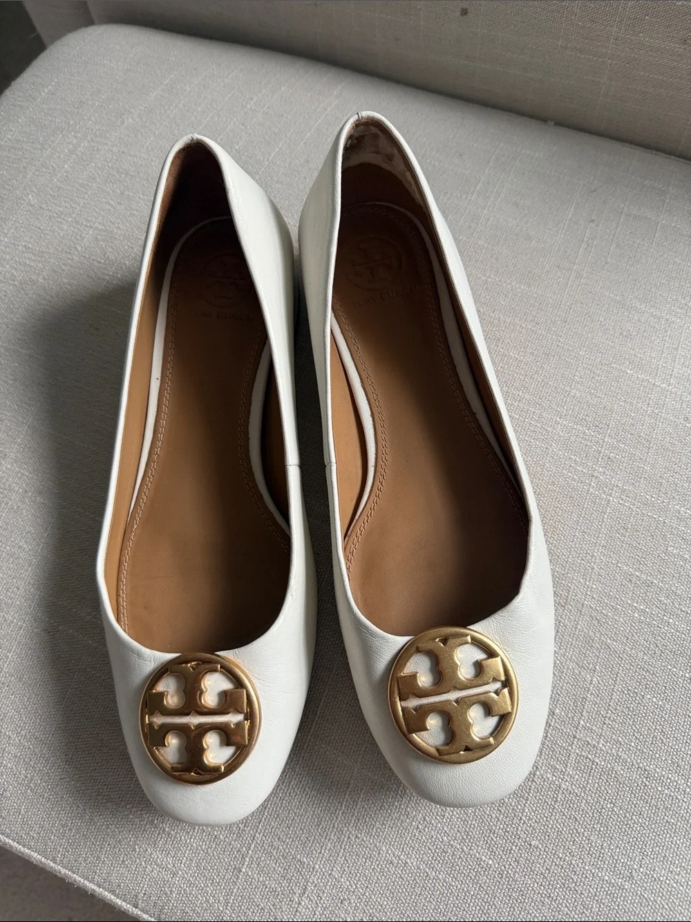 TORY BURCH WHITE GOLD LOGO CHELSEA HEELED BALLET FLATS 7US